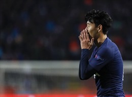 Son Heung-min chắp tay xin lỗi Andre Gomes sau khi ghi bàn cho Tottenham tại Champions League