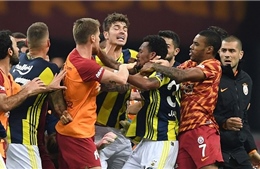 Toàn cảnh màn hỗn chiến gây sốc trận derby Thổ Nhĩ Kỳ giữa Galatasaray gặp Fenerbahce