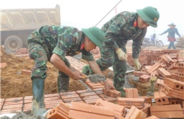 Gấp rút tiến độ hoàn thành làm nhà cho người dân vùng lũ Điện Biên