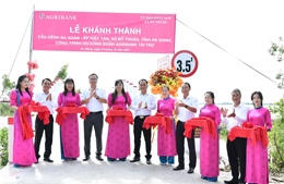 Agribank Kiên Giang tặng cầu kênh 3000 ấp Hiệp Tân.