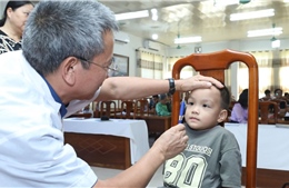Khám sàng lọc cho trẻ khuyết tật có hoàn cảnh khó khăn