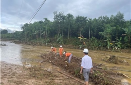 Điện lực Quảng Ngãi nổ lực cấp điện cho khách hàng mất điện do mưa lũ