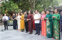 Phó Chủ tịch Quốc hội Nguyễn Thị Thanh và Đoàn nữ Đại biểu Quốc hội dâng hương tại Đền Đô