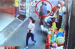 Video kẻ xấu ngang nhiên bắt cóc trẻ con giữa phố đông