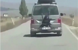 Buộc con đằng sau xe rồi vô tư lái, ông bố bị cảnh sát truy lùng