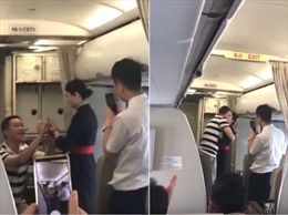Nữ tiếp viên hàng không mất việc sau màn cầu hôn trên máy bay 