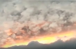 ‘Mây lửa’ rực cháy như ngày tận thế trên bầu trời Ấn Độ