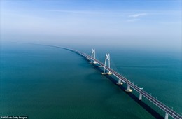 Choáng ngợp về độ hoành tráng của cây cầu vượt biển dài nhất thế giới vừa khai trương