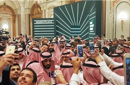 Thái tử Saudi Arabia bị xô đẩy giữa đám đông cuồng selfie