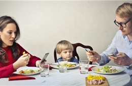 Nhà hàng tặng bữa ăn miễn phí cho gia đình không dùng điện thoại