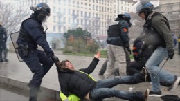 Pháp: Cảnh tượng hỗn loạn tại Lyon khi 15.000 người biểu tình tràn xuống đường 