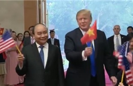 Clip Tổng thống Trump và Thủ tướng Nguyễn Xuân Phúc tươi cười vẫy cờ 