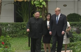 Tổng thống Donald Trump và Chủ tịch Kim Jong-un kết thúc họp kín, vào phiên mở rộng