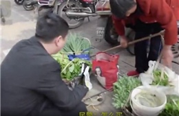 Nông dân Trung Quốc bán hoa anh túc gần đồn cảnh sát