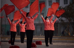 Câu chuyện về những người phụ nữ ngày ngày múa cờ đỏ ở Triều Tiên