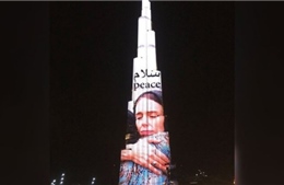 Cái ôm nổi tiếng của nữ Thủ tướng New Zealand xuất hiện trên tòa nhà cao nhất thế giới