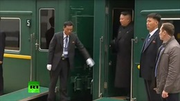 Video tàu bọc thép của Chủ tịch Kim Jong-un đến Vladivostok, vệ sĩ chạy dọc thân tàu lau cửa
