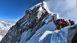 ‘Tắc đường’ trên đỉnh Everest, nhiều người leo núi bỏ mạng