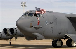 Hình ảnh phi đội máy bay B-52 Mỹ đầu tiên hạ cánh tại Trung Đông