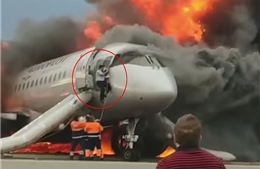 Khoảnh khắc cơ phó trèo vào máy bay Nga bốc cháy tìm cứu cơ trưởng