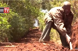 Phát chán vì chờ đợi, người đàn ông Kenya tự tay đào đường cho dân