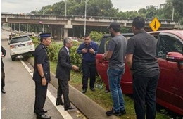 Bức ảnh Vua Malaysia dừng xe, hỗ trợ người bị tai nạn giao thông gây ‘sốt’