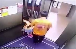 Phẫn nộ cảnh nhân viên giao hàng bế bé gái ra khỏi thang máy để lạm dụng