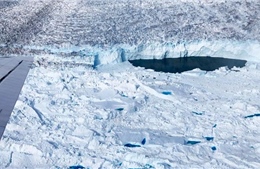 Phát hiện bí mật đáng lo ngại dưới những lớp sông băng ở Greenland 