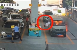 Video lái xe nhảy khỏi ô tô tích tắc trước khi bị nhấn chìm trong lửa