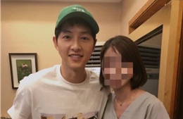 Một tháng sau ly hôn, Song Joong-ki bị bắt gặp ăn tối cùng cô gái lạ