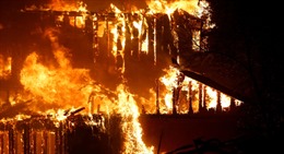 Video lửa cháy rừng đỏ rực lan rộng khắp California