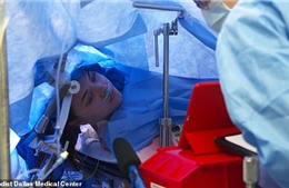 Cô gái vừa phẫu thuật não cắt khối u vừa livestream 