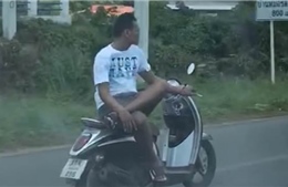 Video người đàn ông ngồi xoay người, một tay lái xe máy hơn 60km/h