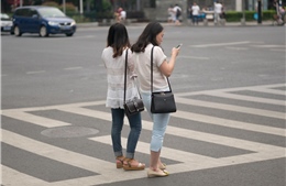 Trung Quốc phạt tiền người đi bộ xem điện thoại khi sang đường