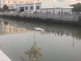 Nhầm chân ga, thanh niên học lái lao xe thẳng xuống sông