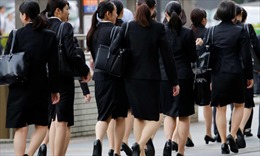 Phụ nữ Nhật Bản đấu tranh đòi quyền đeo kính tại nơi làm việc