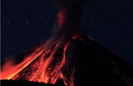 Núi lửa phun trào thắp sáng trời đêm Ecuador