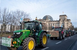 Video nông dân Đức lái máy kéo biểu tình khắp Berlin
