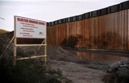 Bang Arizona của Mỹ dỡ bỏ bức tường container ở biên giới với Mexico