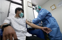 8 người cùng gia đình ở Indonesia tình nguyện thử vaccine phòng COVID-19