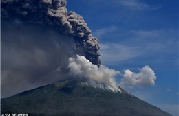 Núi lửa Indonesia tuôn trào, hàng ngàn người chạy loạn