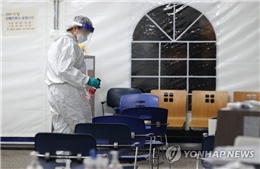 Nguy cơ ‘sụp đổ y tế’, Hàn Quốc đẩy mạnh xét nghiệm và mua vaccine COVID-19