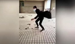 Video cuồng phong thổi ngã người đi bộ, hất tung mái nhà ở Trung Quốc