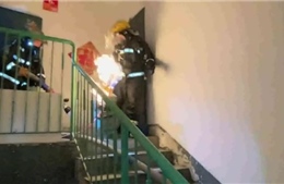 Video lính cứu hỏa cầm bình gas bốc cháy, chạy khỏi khu chung cư