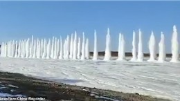 Xem dòng sông băng bị kích nổ, nước phun thành cột cao