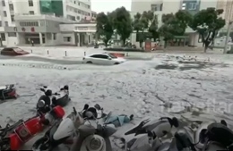 Đường phố Trung Quốc hóa ‘sông băng’ vì mưa đá