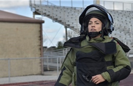 Nữ quân nhân Mỹ mặc bộ đồ chống bom 45kg chạy lập kỷ lục thế giới