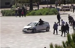 Video người hùng lao vào cửa ô tô để cản lái xe ‘ngáo đá’