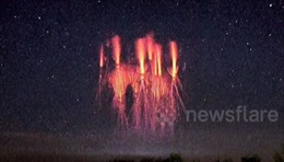 Các chùm tia điện đỏ rực xuất hiện trên bầu trời Trung Quốc