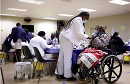 Lãnh đạo y tế châu Phi đề xuất tiêm 2 loại vaccine COVID-19 cho người dân